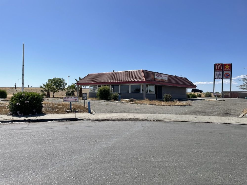 Freestanding Freeway Visible Restaurant + Equipment : 25014 W Dorris Ave, Coalinga, CA 93210